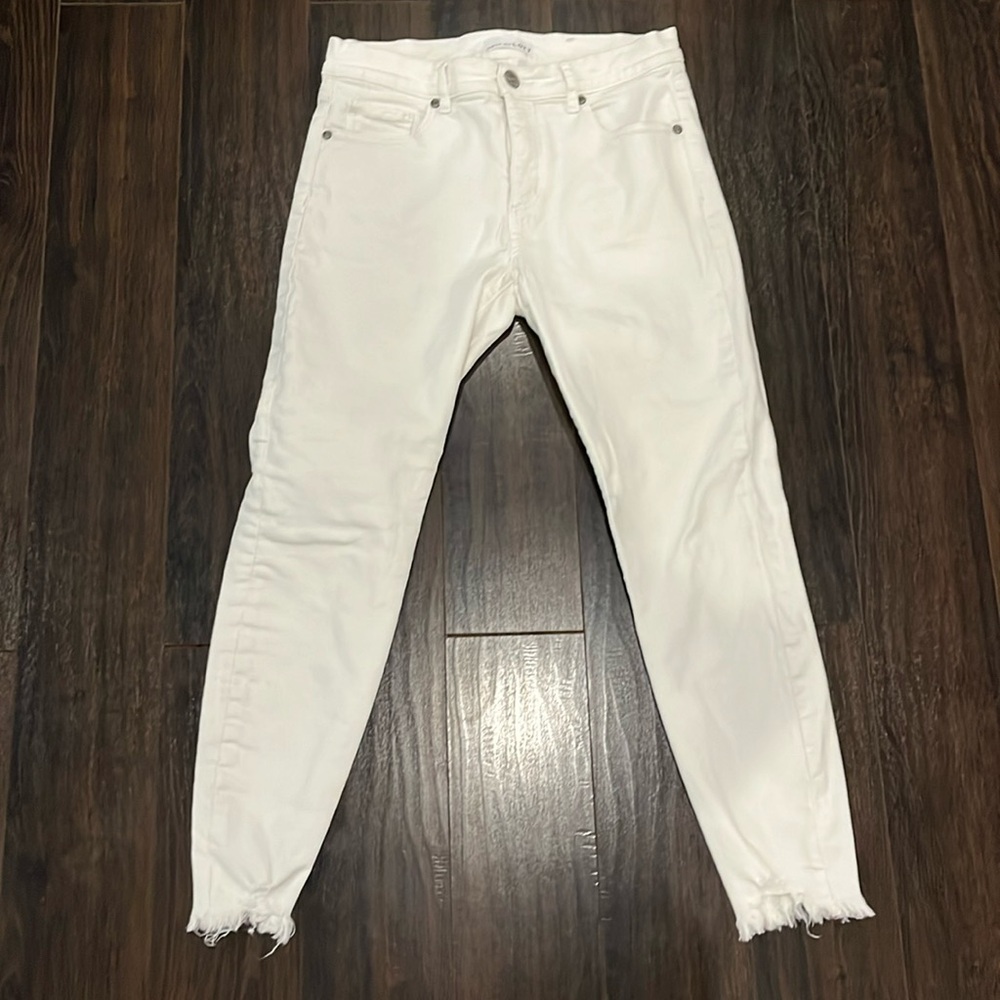 Loft white ⭐️Skinny Crop size 27/4 white raw, distressed hem.